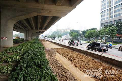 Tại nhiều đoạn đường trên trục Khuất Duy Tiến, Phạm Hùng… Sở Giao thông Hà Nội phối hợp một số đơn vị tổ chức xén thảm cỏ dưới gầm cầu cạn để mở rộng đường.