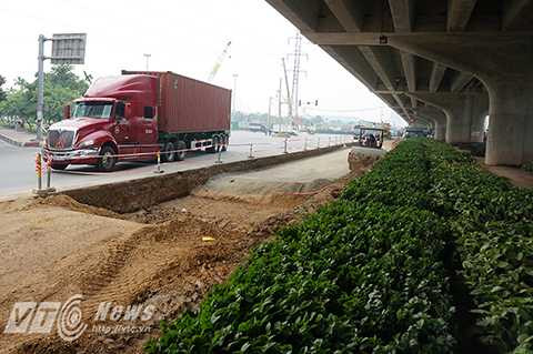 Theo Sở Giao thông Vận tải Hà Nội, ngoài việc yêu cầu các nhà thầu đẩy nhanh tiến độ, thu hẹp diện tích phần rào chắn, Sở đã quyết định xén vỉa hè, mở rộng diện tích mặt đường trên một số tuyến phố như Khuất Duy Tiến, Phạm Hùng, đường gom Đại lộ Thăng Long nhằm giảm ùn tắc vào giờ cao điểm.