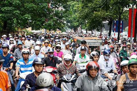 Dòng xe máy tắc cứng trên vỉa hè đường Khuất Duy Tiến.