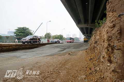 Tại đường Khuất Duy Tiến, đoạn giao với đại lộ Thăng Long, phần thảm cỏ đang được cắt xén, mở rộng thêm diện tích mặt đường mỗi bên khoảng gần 5m và kéo dài hàng trăm mét dọc theo đường vành đai 3 trên cao.
