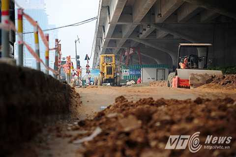 Việc thi công xén bớt thảm cỏ, đào đường và san ủi được thực hiện vào buổi đêm.