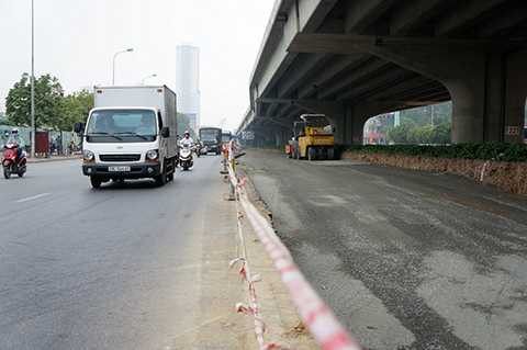 Ban ngày khu vực xén cỏ được rào chắn kín và có đèn cảnh báo an toàn để đảm bảo giao thông. Dự kiến việc xén thảm cỏ và mở rộng sẽ hoàn thiện trong tuần tới.
