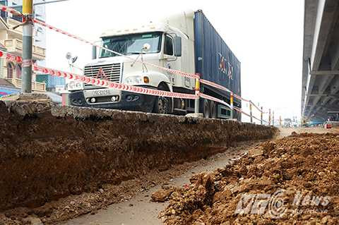 Theo Sở Giao thông, thời gian sắp tới ngoài việc thực hiện các giải pháp đồng bộ, xử lý nghiêm các trường hợp vi phạm, biện pháp xén vỉ hè, mở rộng lòng đường sẽ được triển khai tại một số đoạn trên phố Dịch Vọng, Cầu Giấy...