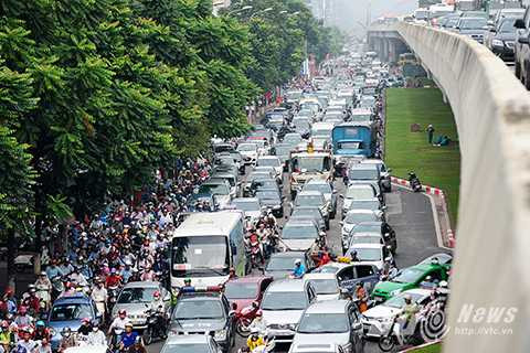 Trước đó, tình trạng ùn tắc giao thông dọc tuyến đường Khuất Duy Tiến, đường cao tốc trên cao thường xuyên diễn ra, cao điểm vào ngày 8/10, tuyến đường này đã bị ùn tắc tới 4 giờ đồng hồ.