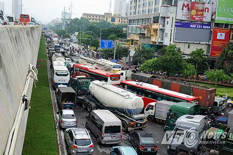 Đường Khuất Duy Tiến đoạn giao với đại lộ Thăng Long rơi vào cảnh ùn tắc nghiêm trọng, kéo dài hàng cây số.