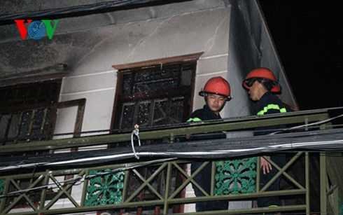 Ngọn lửa được khống chế để không bị lây lan sang bên cạnh. Ngọn lửa được khống chế để không bị lây lan sang bên cạnh.