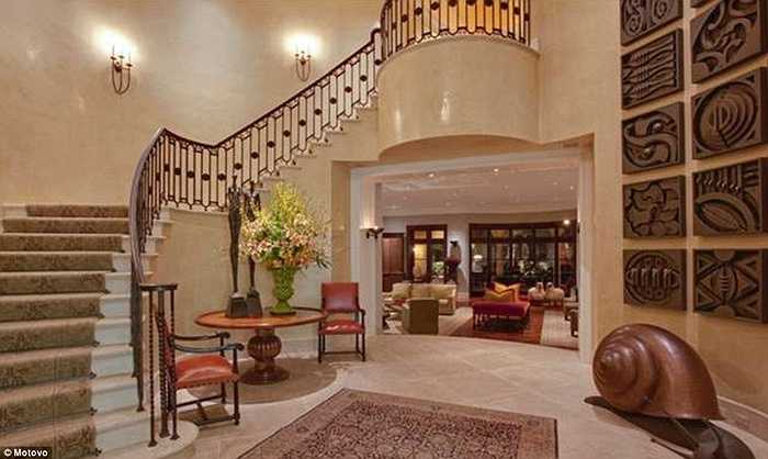 Căn biệt thự sang chảnh này được siêu sao âm nhạc Elton John mua lại với mức giá khá 'phải chăng' 29 triệu USD thay vì 41 triệu như đòi hỏi ban đầu 