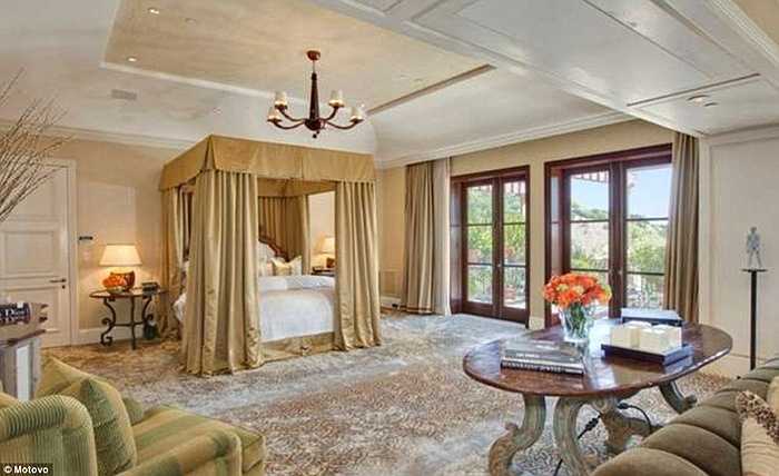 nó sở hữu 10 phòng tắm lớn, 1 cầu thang lớn và rất nhiều tiện nghi xa xỉ 