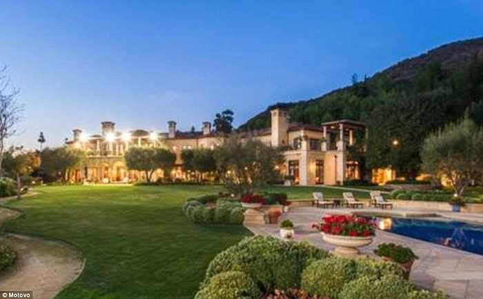 Biệt thự nhìn từ xa 