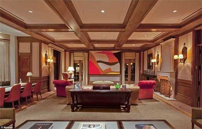 Ngôi biệt thự được thiết kế chủ yếu dành cho các dịp vui chơi, dã ngoại, các bữa tiệc ngoài trời, tiệc bên bể bơi cùng các hoạt động ăn chơi khác 