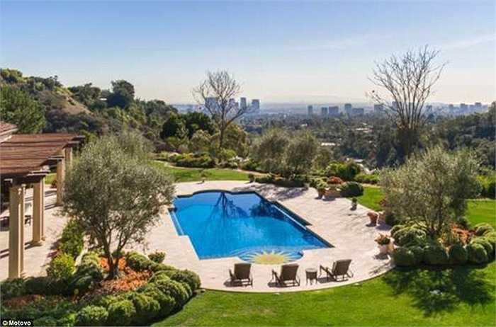 Sir Elton (68 tuổi) và David Furnish (52 tuổi)