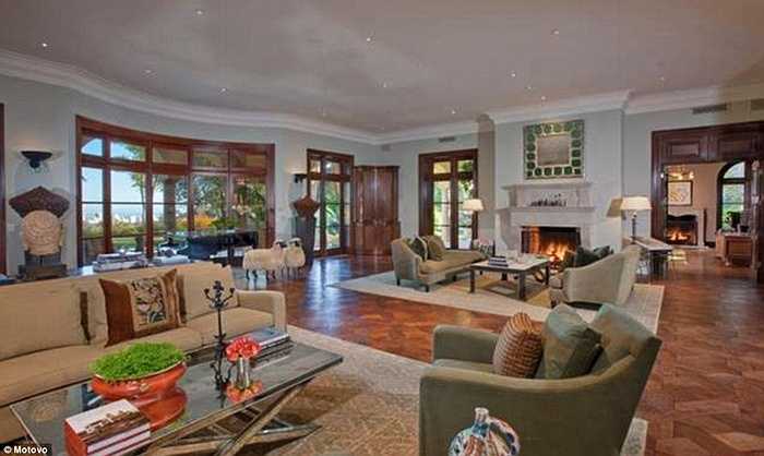 Phòng đọc sách rộng rãi, tràn ngập ánh sáng cùng thiết kế gỗ khá sang trọng