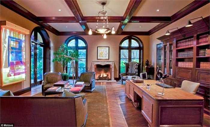 Sir Elton John được cho là đã sở hữu rất nhiều biệt thự, nhà sang ở Anh Quốc cũng như Hoa Kỳ nhưng ông vẫn chưa muốn dừng tăng thêm số lượng trong bộ sưu tập của mình