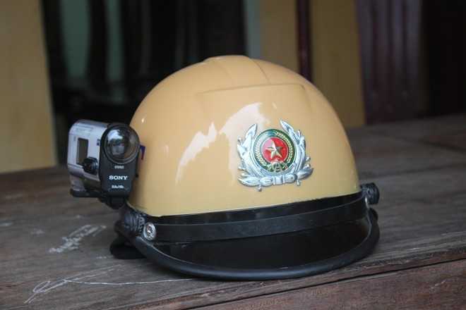 Mũ CSGT Thanh Hóa được gắn thêm camera. Ảnh: Tuấn Phúc.