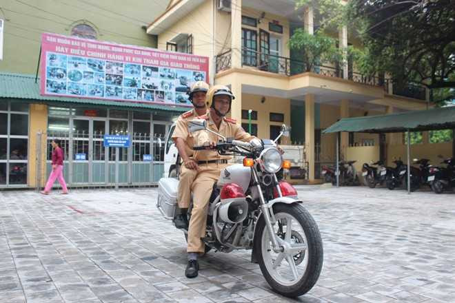 Việc gắn camera trên mũ sẽ giúp CSGT Thanh Hóa tăng hiệu quả xử lý vi phạm giao thông. Ảnh: Tuấn Phúc.