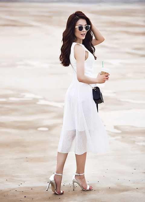 Xuất thân là vũ công của một nhóm nhảy nổi tiếng ở Hà Nội nhưng Diệp Lâm Anh quyết định Nam tiến để theo đuổi con đường ca sĩ, diễn viên.