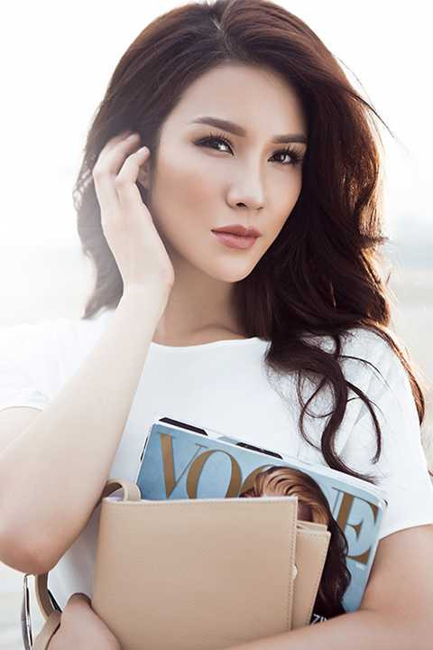 Lần này Diệp Lâm Anh đã chọn concept màu trắng cho bộ sưu tập trang phục dạo phố cùa mình, với phong cách trend và khá ấn tượng. Cô đón xu hướng Thu Đông với tone trắng ngần, khoe vẻ đẹp tinh khôi. 