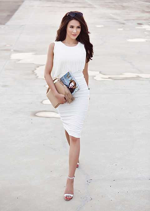 Trong từng bộ trang phục, Diệp Lâm Anh sử dụng các chất liệu pha ren, áo dập pleat... là những xu hướng cần có trong tủ đồ của các bạn gái mùa này.