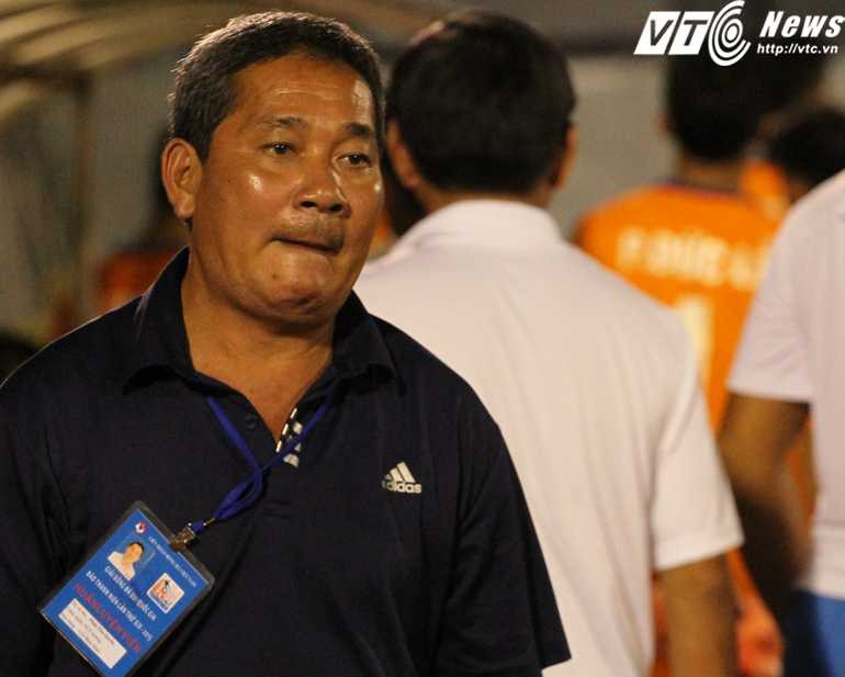 HLV Phan Tôn Quyền bức xúc công tác trọng tài (Ảnh: Hoàng Tùng)