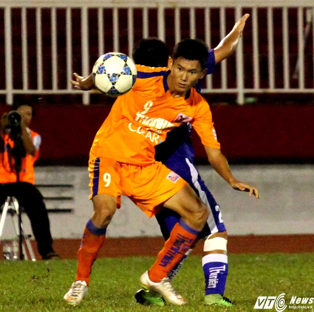 Cựu tuyển thủ U19 - Phan Văn Long không có phong độ tốt do mới bình phục chấn thương háng (Ảnh: Hoàng Tùng)