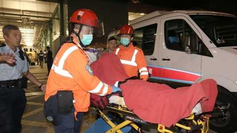 Hành khách bị thương được đưa đi cấp cứu