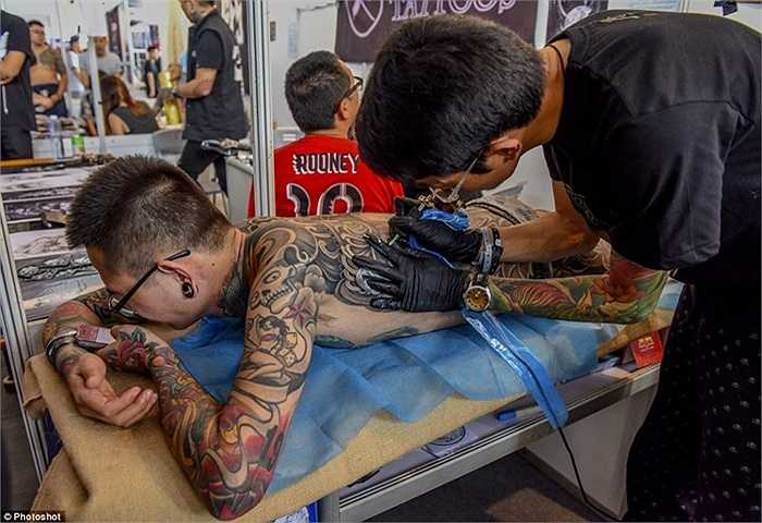 Lễ hội cũng là nơi người thích xăm có thêm những mảng mực mới trên da