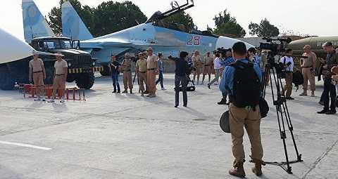 Các phóng viên nước ngoài có mặt tại căn cứ không quân Nga tại Syria