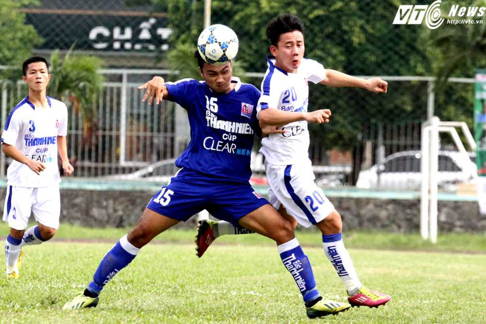 U21 An Giang (áo xanh) phong tỏa tốt những ngòi nổ tấn công của U21 Gia Lai (Ảnh: Hoàng Tùng)