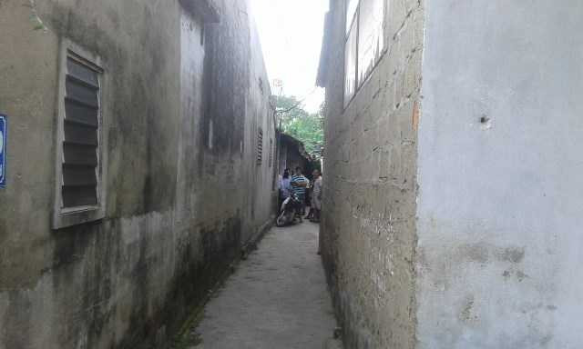 Ngôi nhà của anh Chung nằm trong con hẻm nhỏ, khiến lực lượng chức năng tiếp cận rất khó khăn - Ảnh: Lam Khang