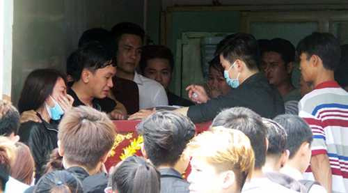 Bạn bè thân của nam thanh niên bật khóc nức nở khi vào nhìn mặt lần cuối. Ảnh: T.N. 