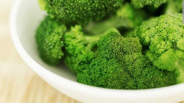 Bông cải xanh có khả năng giúp ngăn ngừa rất nhiều bệnh rối loạn thoái hóa, bao gồm cả bệnh tim và ung thư. Nó chứa chất hóa học được gọi là sulforaphane có thể kích thích sản sinh ra các enzyme chống ung thư. Ngoài ra, loại rau này còn giúp xương chắc khỏe, tăng cường sức khỏe não bộ và hỗ trợ giảm cân.