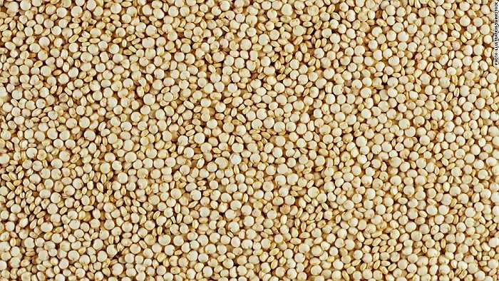 Hạt Quinoa giàu hàm lượng protein. Trong thực tế, nó là một loại protein hoàn chỉnh vì có chứa tất cả các axit amin thiết yếu, đặc biệt là lysine, giúp cơ thể phát triển và tái tạo mô. Quinoa có hàm lượng manganese cao, có tác dụng như chất chống oxy hóa trong cơ thể và giúp phòng tránh ung thư và các bệnh khác. Ngoài ra, hạt Quinoa được chứng minh là một nguồn tốt của magnesium làm giảm nhẹ chứng đau nửa đầu, thư giãn mạch máu và làm giảm nguy cơ cao huyết áp.
