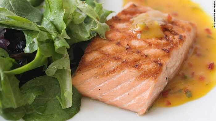 Cà hồi giàu axít béo omega-3, là thành phần cần thiết đối với quá trình phát triển não bộ ở con người. Bên cạnh những lợi ích to lớn mà các loại chất béo này mang lại, cá hồi còn chứa nhiều dưỡng chất thiết yếu khác có thể giúp tăng cường sức khỏe toàn diện của cơ thể.