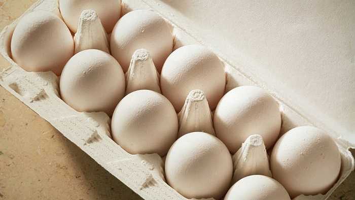 Trứng. Ăn bữa sáng với các thực phẩm giàu protein là cách tốt nhất để giữ bạn khỏe mạnh suốt cả ngày. Trong số đó, trứng là một thực phẩm giàu choline, một dưỡng chất thiết yếu giúp chuyển hóa mỡ trong cơ thể. Ngoài ra, choline cũng có công dụng cải thiện trí nhớ.