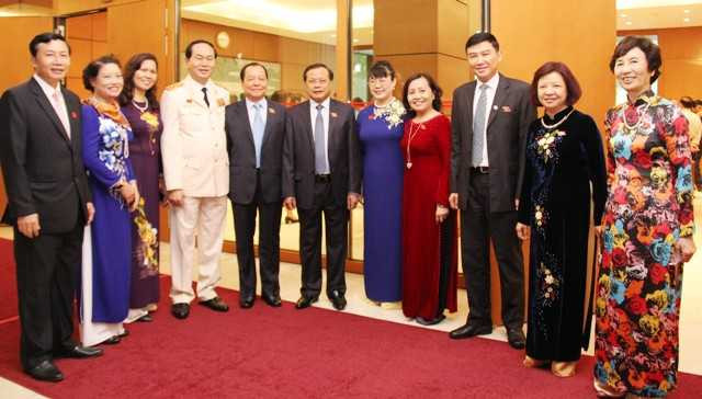 Bộ trưởng Bộ Công an Trần Đại Quang cùng với các đại biểu Quốc hội bên lề kỳ họp thứ 10