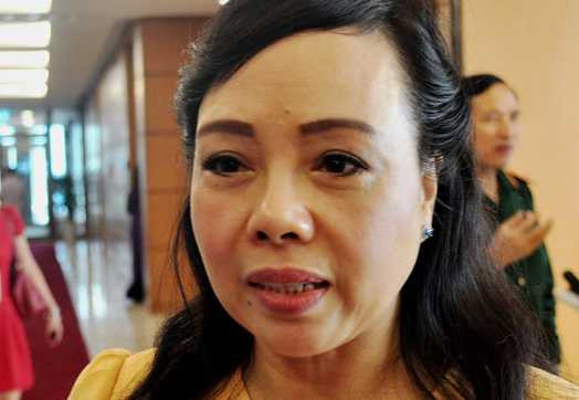 Bộ trưởng Y tế Nguyễn Thị Kim Tiến trả lời báo chí bên hành lang Quốc hội sáng 27/10