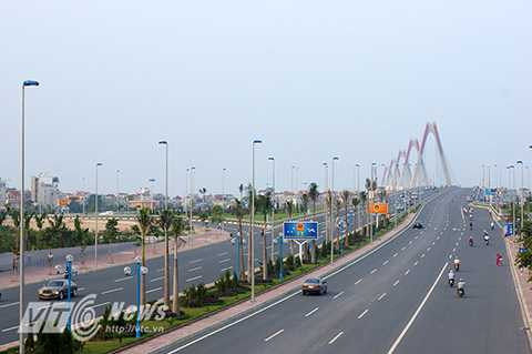 : Cầu Nhật Tân, cây cầu dây văng hiện đại và lớn nhất Việt Nam, cây cầu bắc qua sông Hồng nối Phú Thượng (Tây Hồ) với Vĩnh Ngọc (Đông Anh), có tổng mức đầu tư hơn 13.626 tỷ đồng. Cây cầu được xem là biểu tượng của tình Hữu nghị Việt -Nhật.