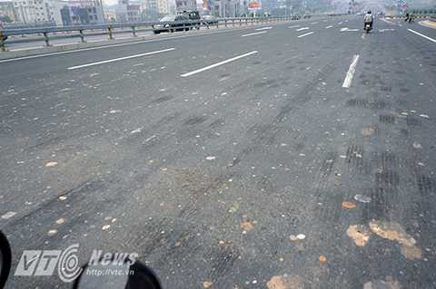 Dù mới được đưa vào sử dụng chưa đầy 1 năm nhưng mặt cầu Nhật Tân hiện nay lại trở nên vô cùng bẩn thỉu, xấu xí và nhếch nhác vì đất đá, gạch sỏi vương vãi trên khắp mặt cầu.