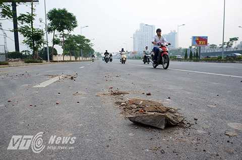 Ngay từ phía đường dẫn lên cầu ở hai đầu Đông Anh và Hà Nội, người đi đường không khó để quan sát thấy rất nhiều đất đá, vật liệu xây dựng vương vãi khắp mặt đường.