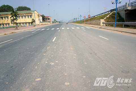 Cảnh tượng bẩn thỉu, nhếch nhác đến khó tin trên cây cầu được xem là biểu tượng của tình Hữu nghị Việt Nhật.