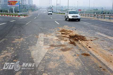 Những vết bẩn do bùn đất rơi vãi xuống nền đường và không thể rửa trôi tạo nên những ‘vết sẹo’ chằng chịt trên mặt đường.