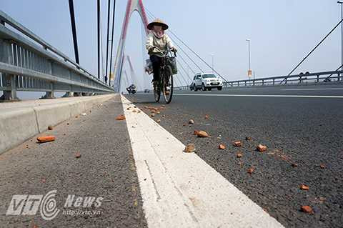 Không chỉ gây mất thẩm mĩ mà những viên gạch vụn hay đá dăm như thế này có thể gây ra tai nạn cho người đi xe máy nếu chẳng may cán phải.