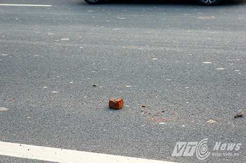 Những chiếc bẫy chết người nằm trơ trơ ngay giữa mặt cầu Nhật Tân.