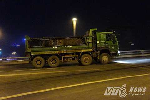 Theo quan sát của PV báo điện tử VTC News, vào khoảng từ khung giờ 22 giờ đêm hôm trước cho tới 5 giờ sáng, không khó để bắt gặp hình ảnh những đoàn xe tải cỡ lớn chở theo hàng chục tấn đất đá chạy theo hướng Hà Nội – Đông Anh và ngược lại nhưng thùng xe lại không hề được đậy kín khiến đất đá hay phế thải, vật liệu xây dựng rơi vãi xuống mặt cầu Nhật Tân.