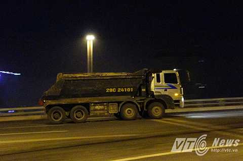 Theo Luật giao thông đường bộ, những người điều khiển <a href='https://vtcnews.vn/oto-xe-may.31.0.html' >xe ôt</a>ô, máy kéo và các loại xe tương tự <a href='https://vtcnews.vn/oto-xe-may.31.0.html' >ô tô</a> vi phạm quy định về bảo vệ môi trường khi tham gia giao thông sẽ bị phạt tiền từ 5.000.000 đồng đến 10.000.000 đồng đối với hành vi làm rơi, vãi chất thải trong quá trình thu gom, vận chuyển.