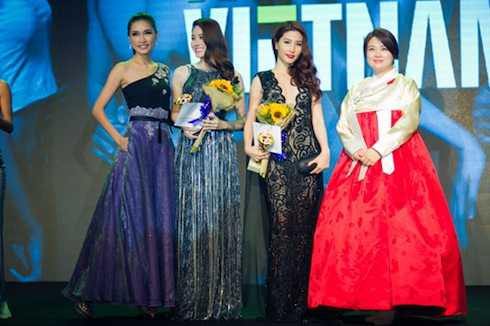 Diễm My 9x lên nhận giải thưởng Khách mời có trang phục ấn tượng nhất tại sự kiện