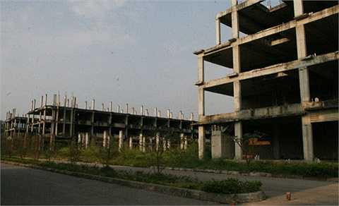 Khu đô thị Nam Hoàng Đồng tại xã Hoàng Đồng, TP Lạng Sơn, nằm ngay trên trục quốc lộ 1A đi cửa khẩu Hữu Nghị và cửa khẩu Tân Thanh. Rộng gần 60 ha, khu đô thị này được khởi công từ tháng 5/2008 với tổng mức đầu tư hơn 500 tỷ đồng, bao gồm nhiều biệt thự liền kề.