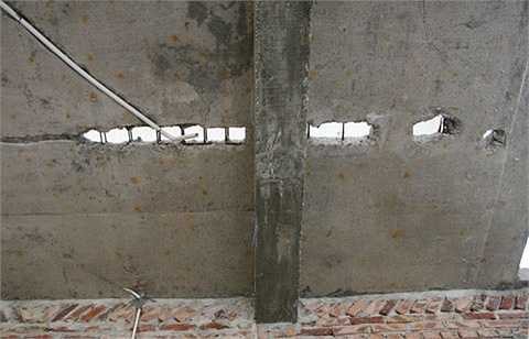 Sàn tầng 2 của nhiều biệt thự bị vỡ lở, bong tróc do lâu ngày không được bảo dưỡng.