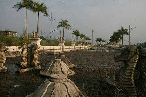 Đài phun nước ở mặt tiền là điểm nhấn cho khu đô thị nay ngập trong bùn rác.