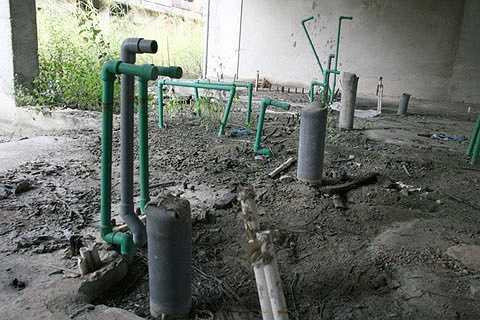 Hệ thống đường ống nước chưa kịp hoàn thành đã bị bỏ hoang. Đúng tiến độ thì năm 2013, dự án đưa vào sử dụng.